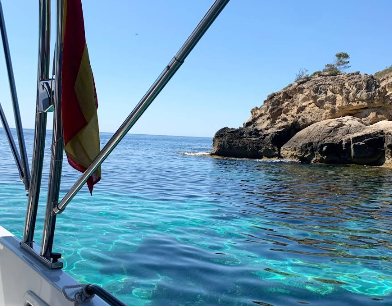 Explore the sea at your own pace with our rental boats